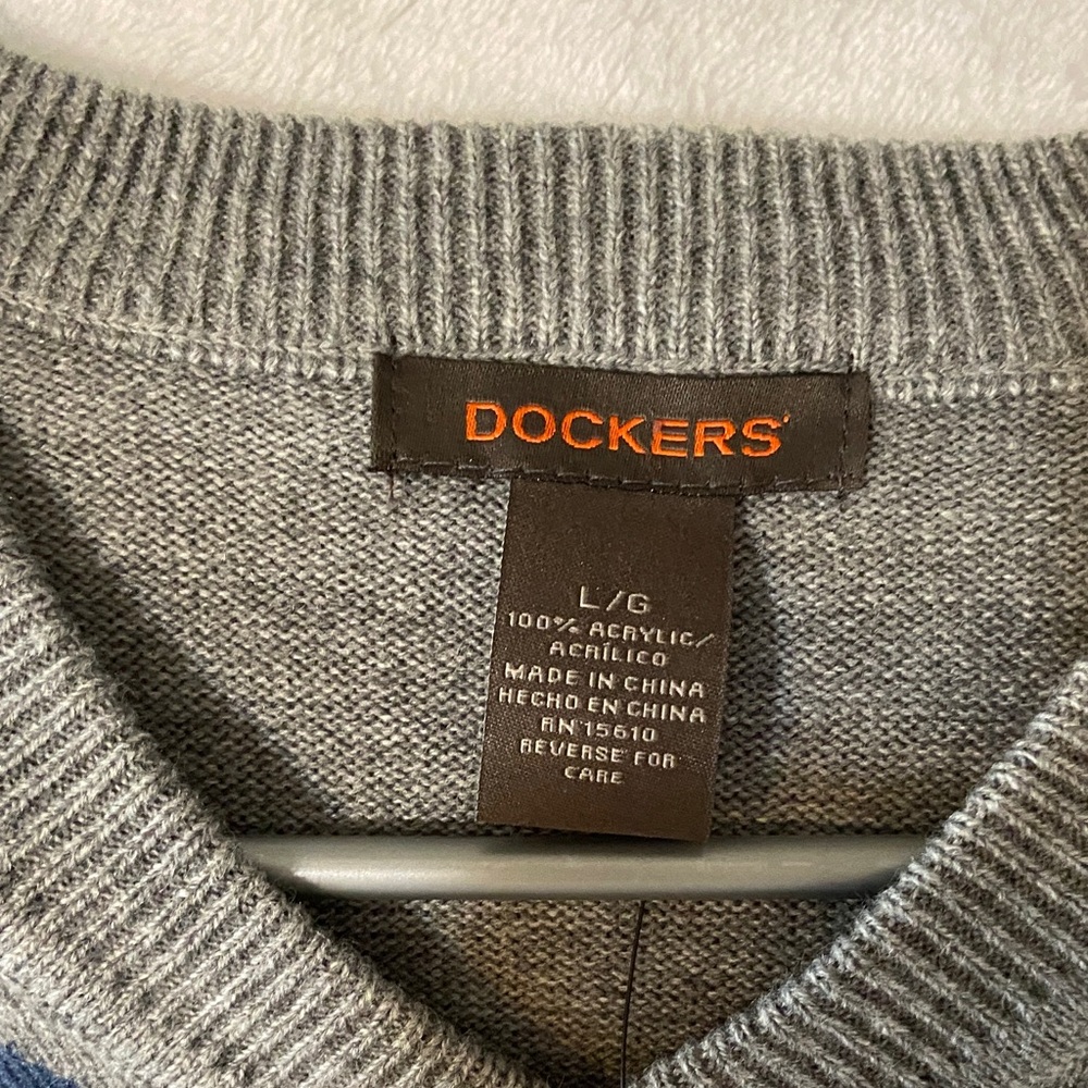 Dockers Men’s Gray V-Neck Argyle Sweater Vest with Blue Diamond Pattern - Picture 2 of 8
